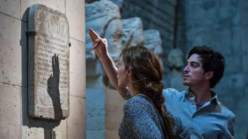 Comme ci-dessus, donc ci-dessous Tenues de film : Scarlett (Perdita Weeks) porte une robe en tricot