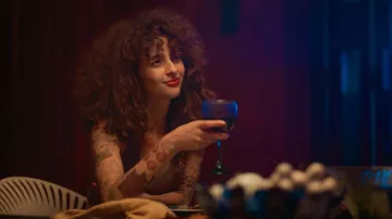 C’est ce qu’il y a à l’intérieur Tenues du film : Maya (Nina Bloomgarden) porte un haut imprimé