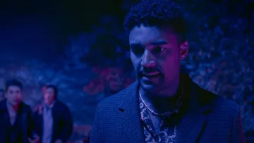 C’est ce qu’il y a à l’intérieur Tenues : Reuben (Devon Terrell) porte une chemise imprimée