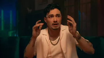 Penderie du film It’s What’s Inside : Dennis (Gavin Leatherwood) porte une chemise de bowling blanche