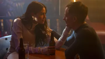 Tenues de la série télévisée La Máquina : Irasema (Eiza González) porte un haut à col roulé dans la saison 1