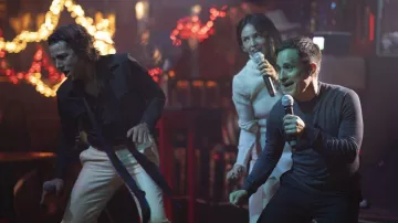 Tenues de la série télévisée La Máquina : Gael García Bernal porte un pull gris pour incarner Esteban dans la saison 1