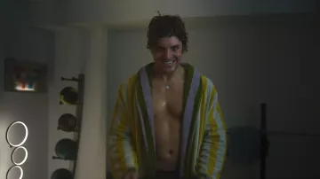 La garde-robe du film Smile 2 : Ray Nicholson porte un magnifique peignoir rayé