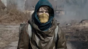 Série télévisée Wardrobe of Dark : Jonas Kahnwald (Louis Hofmann) porte un coupe-vent à capuche marron dans l’épisode 1 de la saison 2