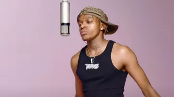 Zequin porte un débardeur noir pour interpréter Bora Bora dans la vidéo YouTube A COLORS SHOW
