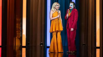 Costumes de Joker : Folie à Deux : Lady Gaga porte une robe et un pantalon orange pour jouer Lee Quinzel