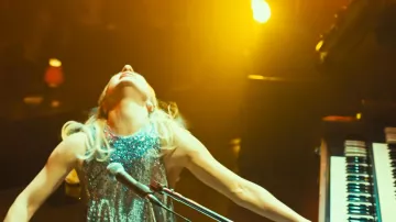 Wardrobe of Joker : Folie à Deux : Lady Gaga porte une robe à paillettes argentées pour représenter Lee Quinzel