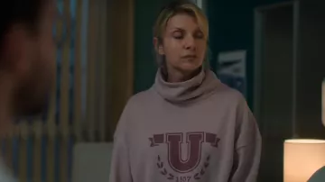Les looks de la série Respira : Patricia Segura (Najwa Nimri) porte un sweatshirt à col haut et large dans l'épisode 8, de la saison 1