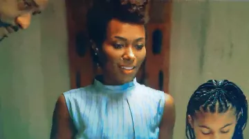 Tenues de la série télévisée Three Women : Sloane Ford (DeWanda Wise) porte un chemisier rayé sans manches bleu avec des boutons dans le dos dans la saison 1, épisode 3