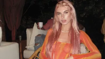 Brittan Byrd porte un collier blanc dans la saison 2 de la série télévisée Perfect Match