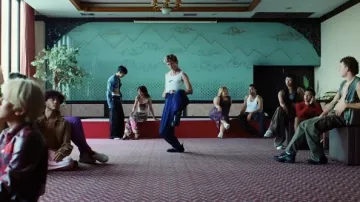 Troye Sivan porte un pantalon bleu dans Got Me Started (Vidéo officielle)
