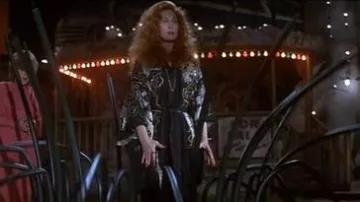 Tenues de film Supergirl : Faye Dunaway porte un kimono japonais à dos long pour jouer Selena