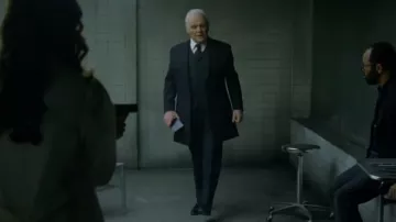 Costumes de la série télévisée Westworld : Anthony Hopkins porte une veste longue pour jouer le Dr Robert Ford dans la saison 1, épisode 9