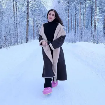 Gaelle Garcia Diaz porte un manteau en peau lainée sur son compte Instagram @gaellegd