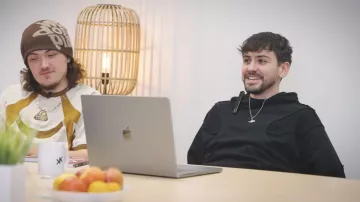 Joyca porte un sweatshirt à capuche noir dans sa vidéo YouTube TROUVE LA RÈGLE !