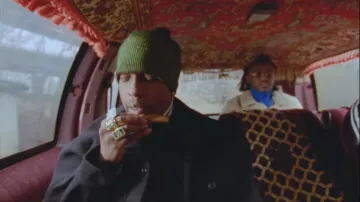 A$AP Rocky porte un manteau noir dans son clip Tailor Swif