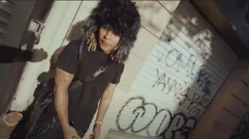 Zola porte un bonnet en fourrure, style chapka dans son vlip FREESTYLE CSL #2