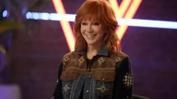 Tenues The Voice 2024 : Reba McEntire porte une veste en jean en daim dans la série télévisée