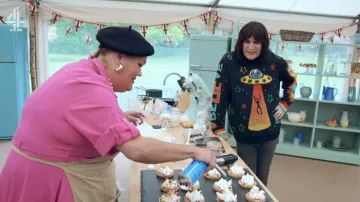 Great British Bake Off Wardrobe : Noel Fielding porte un pull d’artiste Tony Albert dans l’épisode 5 de la saison 15