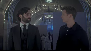 Serie de televisión Outfits of You: Rhys (Ed Speleers) usa un suéter negro con botones en el episodio 2 de la temporada 4