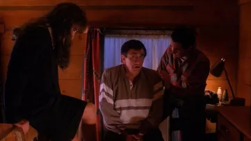Tenues de la série télévisée Twin Peaks : Ernie Niles (James Booth) porte un polo marron et blanc dans la saison 2, épisode 12