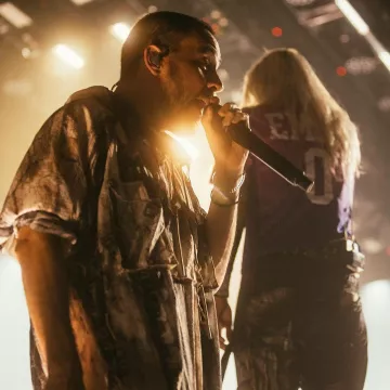 Mike Shinoda porte une veste imprimée en live sur une photo de son compte Instagram