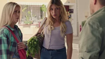 Les looks de Plus belle la vie, encore plus belle : Zoé Romane (Manon Chevallier) porte une banane rouge en moumoute dans l'épisode 202 de la saison 1
