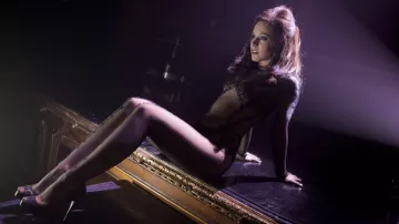 Vestuario de películas burlescas : Kristen Bell lleva un catsuit de encaje de malla negra y rosas para interpretar a Nikki