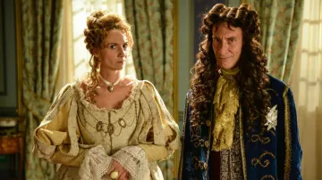 Les looks de la série La Petite Histoire de France : la comtesse Marie-Louise de Roche Saint-Pierre (Anne-Sophie Girard) porte une belle bague avec camée