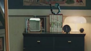 The decoration of the series Agatha, who else?: Teen's (Joe Locke) table mirror in season 1, episode 6