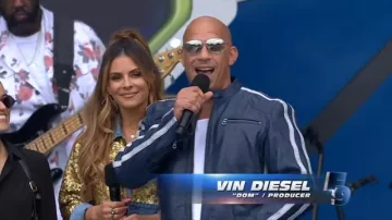 Vin Diesel porte le blouson en cuir Fast and Furious F9 en bleu pour le concert et la bande-annonce de The Road To F9 à Miami le 31 janvier 2020