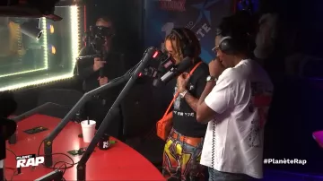 Zola porte un jean imprimé de graffitis ou tags dans la vidéo Koba LaD & Zola - Amiri Jeans #PlanèteRap