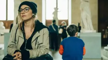 Les looks de la série Cat's Eyes: Constance Labbé porte des Lunettes de vue à monture à écailles pour son rôle de Sylia dans l'épisode 6, de la saison 1