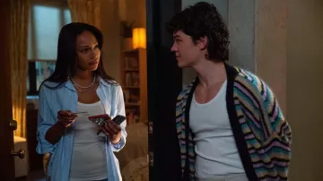 Outfits of Cruel Intentions : Annie Grover (Savannah Lee Smith) porte une chemise rayée bleu clair dans la saison 1, épisode 2