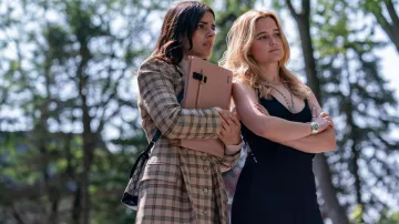 Wardrobe of Cruel Intentions : Cece Carroway (Sara Silva) porte un sac à bandoulière dans la saison 1