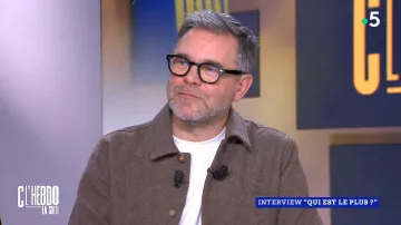 Guillaume de Tonquédec porte une surchemise marron dans l'émission C l'hebdo du 23 novembre 2024