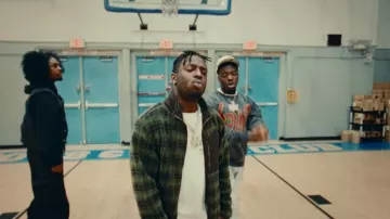 Isaiah Rashad lleva una chaqueta a cuadros con cremallera en verde en East Chatt de Ray Vaughn (Official Video)