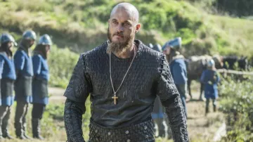 Costumes de la série télévisée Vikings : Ragnar Lothbrok (Travis Fimmel) porte un collier pendentif croix dans la saison 3, épisode 9
