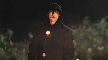 Les looks de Vigilante : Kim Ji-yong (Nam Joo-hyuk) porte une veste noire à capuche dans l'épisode 2, de la saison 1