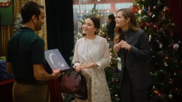 Vestuario de Sugarplummed: Sugarplum (Janel Parrish) lleva un vestido de encaje blanco en la película