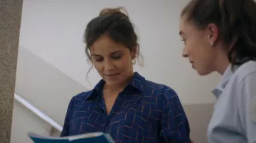 Los looks de Tomorrow Belongs to Us: Roxane (Raphaële Volkoff) lleva una camisa azul con estampados coloridos