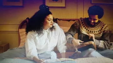 Les looks de la série La loi de la plus forte : la sacoche de Luca (Marouane Zotti) dans l'épisode 5 de la saison 1
