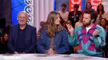 Pablo Mira porte une veste de survêtement colorée dans l'émission Quotidien du 6 novembre 2024