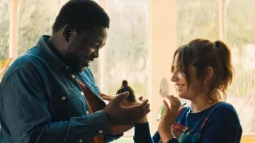 Les looks de Juliette au Printemps : Izia porte un top bleu à manches longues à motifs multicolores pour son rôle de Juliette Tarlidch dans le film