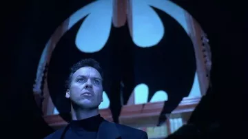 Tenues de Batman Returns : Michael Keaton porte une chemise et une veste pour représenter Bruce Wayne dans le film