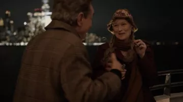 Tenues de Only Murders in the Building : Meryl Streep porte un chapeau seau floral pour jouer Loretta Durkin dans la saison 3, épisode 5 de la série télévisée