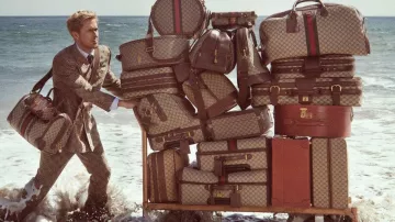 Ryan Gosling porte un costume kakhi Gucci à fines rayures dans Ryan Gosling pour la publicité Gucci Valigeria