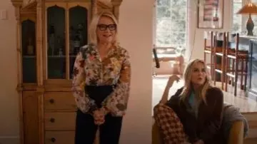 Blouse fleurie de Lynn (Stephanie Faracy) dans Nobody Wants This (S01E06)
