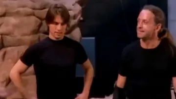 T-shirt noir col cheminé de Tom Cruise dans Ben Stiller Tom Cruise - Mission Impossible Parody