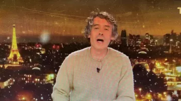 Pull maille beige aspect peluché porté par Yann Barthès dans l'émission Quotidien du 18 décembre